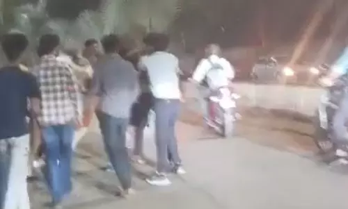 थाने के गेट में गुंडागर्दी, युवक की धुनाई