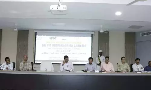 Telangana: कलेक्टर ने कारीगरों से प्रधानमंत्री विश्वकर्मा योजना से लाभ उठाने का आग्रह किया Telangana: कलेक्टर ने कारीगरों से प्रधानमंत्री विश्वकर्मा योजना से लाभ उठाने का आग्रह किया