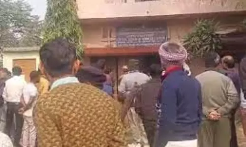 सरकारी स्कूल में पंखे से लटका मिला व्यक्ति