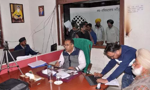 राजस्व अधिकारियों के विरोध प्रदर्शन के बाद बिक्री विलेखों का पंजीकरण फिर से शुरू हुआ
