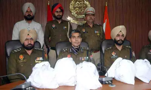 Amritsar: पुलिस ने 23 किलो हेरोइन जब्त की, मुख्य संदिग्ध अभी भी फरार Amritsar: पुलिस ने 23 किलो हेरोइन जब्त की, मुख्य संदिग्ध अभी भी फरार