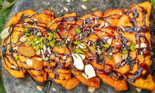 Chocolate Gujiya Recipe: इस होली मावे की जगह बनाएं चॉकलेट गुजिया