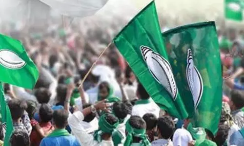 उड़ीसा राज दिवस से बीजू पटनायक का नाम लेकर उड़ीसा में बीजू नेताओं ने निकाला विरोध प्रदर्शन