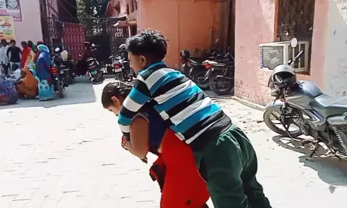 Raebareli: दिव्यांग को व्हीलचेयर न मिलने पर हुई कार्रवाई, कर्मचारी निलंबित Raebareli: दिव्यांग को व्हीलचेयर न मिलने पर हुई कार्रवाई, कर्मचारी निलंबित