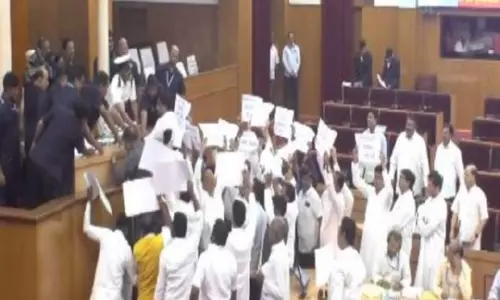 Odisha विधानसभा में बीजद और कांग्रेस विधायकों के विरोध प्रदर्शन के कारण हंगामा