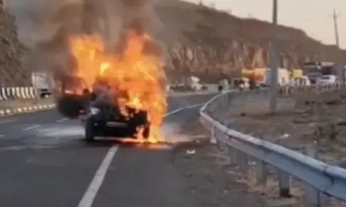 MP News: मरीज को ले जा रही एंबुलेंस में बीच सड़क हुआ ऑक्सीजन सिलेंडर ब्लास्ट, मचा हड़कंप