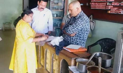 मिठाई दुकानदारों को साफ-सफाई और शुद्धता बनाए रखने की हिदायत