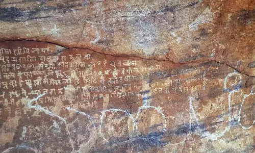 Lakshmipuram-Kurnool में चट्टान पर उत्कीर्ण शिलालेख मिला Lakshmipuram-Kurnool में चट्टान पर उत्कीर्ण शिलालेख मिला