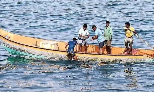 श्रीलंका नौसेना ने 14 भारतीय मछुआरों को गिरफ्तार किया श्रीलंका नौसेना ने 14 भारतीय मछुआरों को गिरफ्तार किया