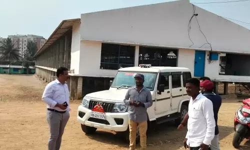 Karnataka: तहसीलदार ने पोल्ट्री फार्म का दौरा किया
