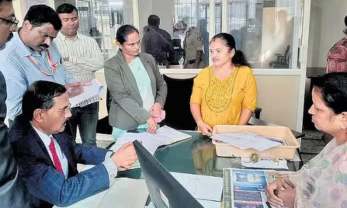 लोकायुक्त ने सब-रजिस्ट्रार कार्यालय पर छापा मारा: कूड़ेदान में 20,000 रुपये नकद मिले लोकायुक्त ने सब-रजिस्ट्रार कार्यालय पर छापा मारा: कूड़ेदान में 20,000 रुपये नकद मिले