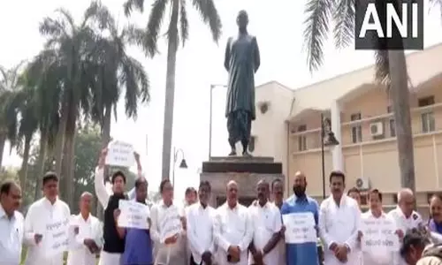 पंचायती राज दिवस में बदलाव को लेकर बीजद ने Odisha विधानसभा के बाहर प्रदर्शन किया पंचायती राज दिवस में बदलाव को लेकर बीजद ने Odisha विधानसभा के बाहर प्रदर्शन किया