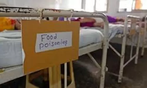 Shamli: खाना खाने से फूड प्वाइजनिंग का शिकार हुए दर्जनों लोग