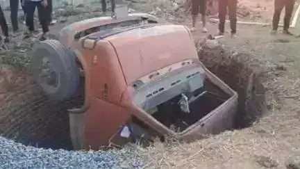 Bokaro: गिट्टी लदा मालवाहक कुएं में गिरा, बाल-बाल बचा चालक