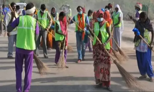 स्वच्छता दीदियों ने किया काम बंद, वेतन नहीं देने का आरोप