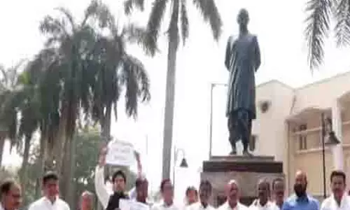 पंचायती राज दिवस में बदलाव को लेकर BJD ने ओडिशा विधानसभा के बाहर किया विरोध प्रदर्शन