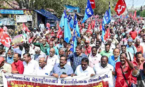 Tamil Nadu : परिवहन यूनियनों ने सचिवालय तक विरोध मार्च निकाला