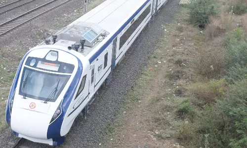 Goa-Mumbai वंदे भारत एक्सप्रेस क्रॉसिंग गेट खुला होने के कारण महाराष्ट्र के चिपलून के पास रुकी
