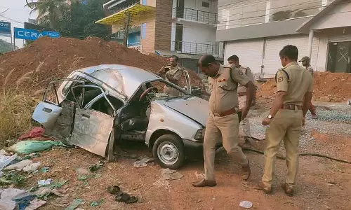 Thrissur में कार के पेड़ से टकराने से दो लोगों की मौत, तीन की हालत गंभीर Thrissur में कार के पेड़ से टकराने से दो लोगों की मौत, तीन की हालत गंभीर