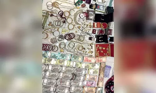 Odisha सतर्कता विभाग ने परिवहन अधिकारी की संपत्तियों पर छापा मारा Odisha सतर्कता विभाग ने परिवहन अधिकारी की संपत्तियों पर छापा मारा