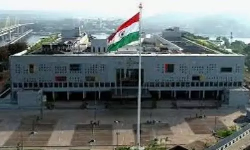 Bombay HC ने बाटिम खेल मैदान निर्माण के लिए अवैध भूमि अधिग्रहण पर नोटिस जारी किया Bombay HC ने बाटिम खेल मैदान निर्माण के लिए अवैध भूमि अधिग्रहण पर नोटिस जारी किया