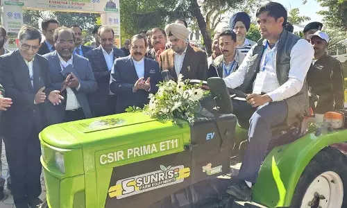 मंत्री ने Jammu से कन्याकुमारी तक ई-ट्रैक्टर को हरी झंडी दिखाई मंत्री ने Jammu से कन्याकुमारी तक ई-ट्रैक्टर को हरी झंडी दिखाई