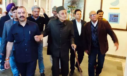 डॉ. करण सिंह ने कला केंद्र में ‘J&K कला प्रदर्शनी’ का उद्घाटन किया डॉ. करण सिंह ने कला केंद्र में ‘J&K कला प्रदर्शनी’ का उद्घाटन किया