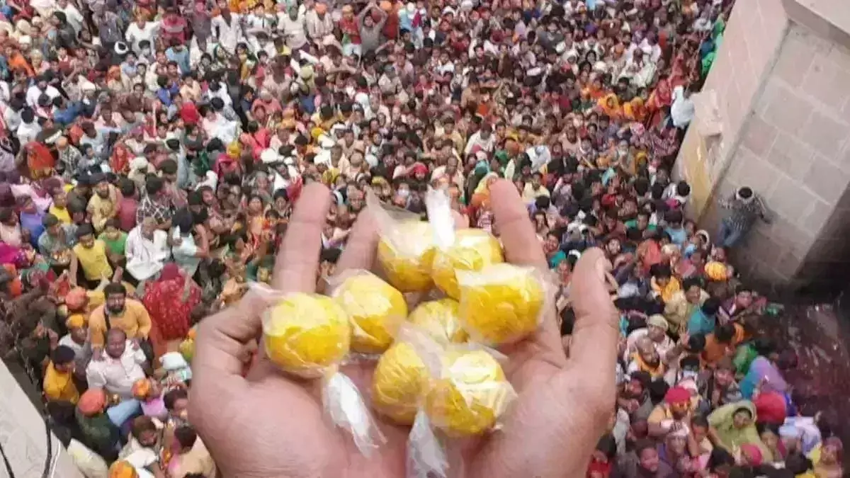 Laddu Maar Holi आज, जानें इस अद्भुत परंपरा का इतिहास Laddu Maar Holi आज, जानें इस अद्भुत परंपरा का इतिहास