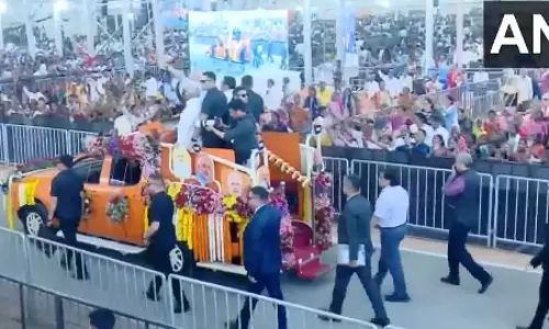 सूरत में पीएम मोदी ने किया रोड शो