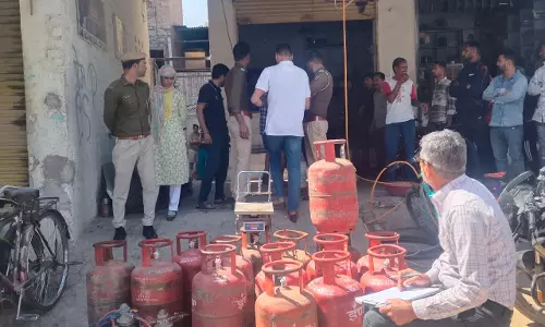 Bikaner: घरेलू गैस सिलेंडर के दुरुपयोग व अवैध रिफिलिंग शिकायत पर तीन जगह हुई कार्रवाई Bikaner: घरेलू गैस सिलेंडर के दुरुपयोग व अवैध रिफिलिंग शिकायत पर तीन जगह हुई कार्रवाई