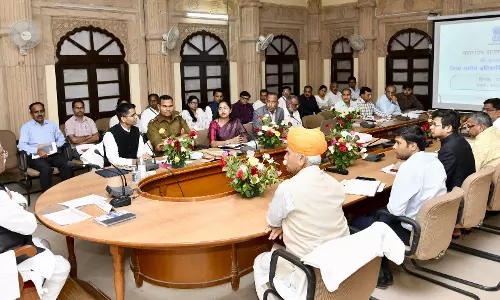Jaipur : राज्यपाल ने ली जिला स्तरीय अधिकारियों की समीक्षा बैठक