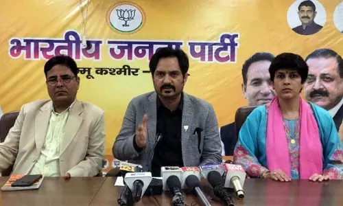 भाजपा नेताओं ने Kashmir में शेख की भूमिका पर सवाल उठाए