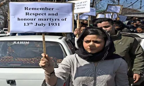 PDP ने 13 जुलाई के शहीदों पर विपक्ष के नेता की टिप्पणी के खिलाफ विरोध प्रदर्शन किया