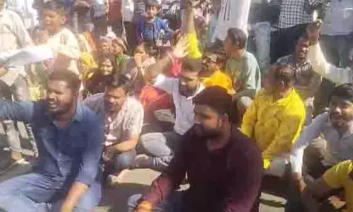 श्रीजी सिटी कॉलोनी के रहवासियों के सब्र का बांध फूटा, SDM कार्यालय के समीप किया साढ़े 3 घंटे चक्काजाम श्रीजी सिटी कॉलोनी के रहवासियों के सब्र का बांध फूटा, SDM कार्यालय के समीप किया साढ़े 3 घंटे चक्काजाम