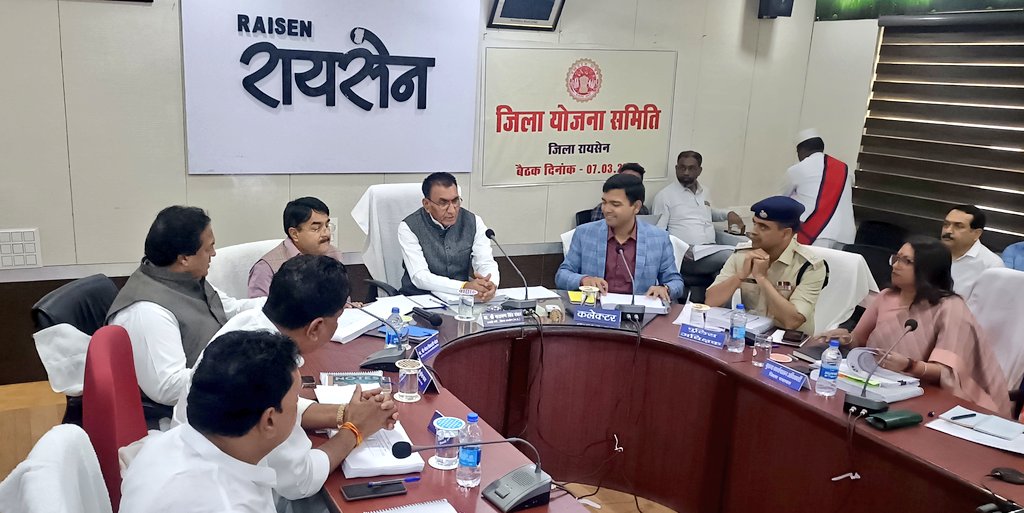 जिला प्रभारी मंत्री की अध्यक्षता में जिला योजना समिति की बैठक आयोजित