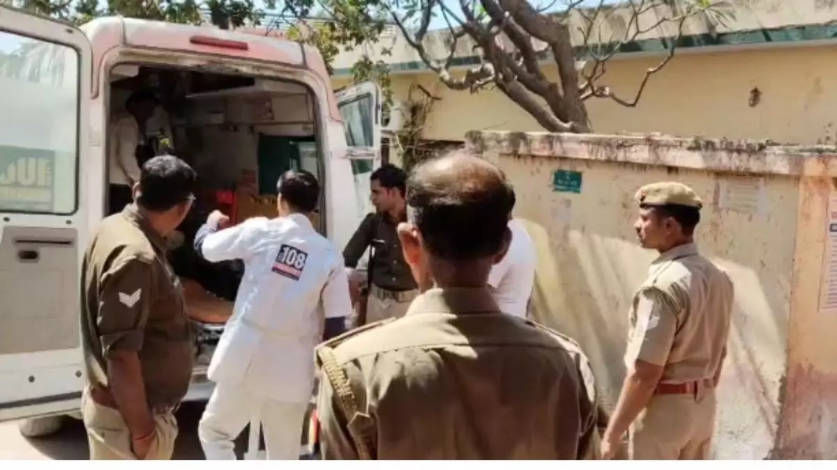 UP News: खाना बनाते समय हुआ हादसा, आग में झुलसा पुलिसकर्मी UP News: खाना बनाते समय हुआ हादसा, आग में झुलसा पुलिसकर्मी