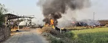 Bihar News :रेलवे फाटक बंद होने के विरोध में आक्रोशित ग्रामीणों ने जलाई जेसीबी Bihar News :रेलवे फाटक बंद होने के विरोध में आक्रोशित ग्रामीणों ने जलाई जेसीबी