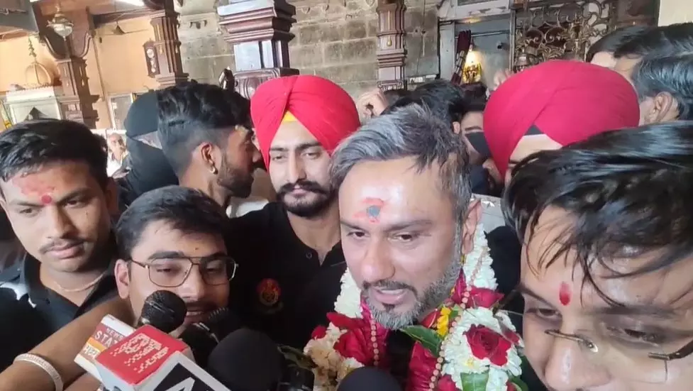 MP News: महाकाल के दरबार पहुंचे यो यो हनी सिंह, लिया बाबा का आशीर्वाद MP News: महाकाल के दरबार पहुंचे यो यो हनी सिंह, लिया बाबा का आशीर्वाद