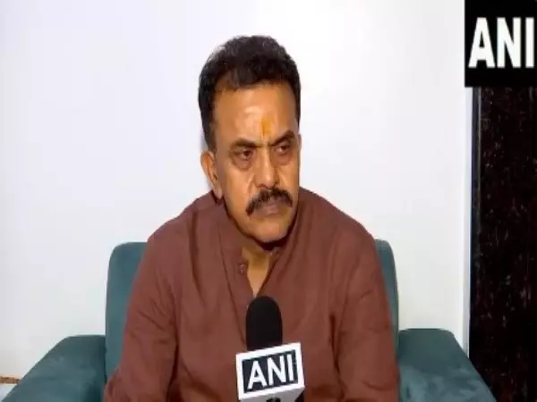Shiv Sena ने राहुल गांधी की धारावी यात्रा की आलोचना की Shiv Sena ने राहुल गांधी की धारावी यात्रा की आलोचना की