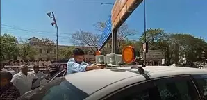 हूटर हटाने सड़कों पर उतरी भोपाल पुलिस, चलाया चेकिंग अभियान हूटर हटाने सड़कों पर उतरी भोपाल पुलिस, चलाया चेकिंग अभियान