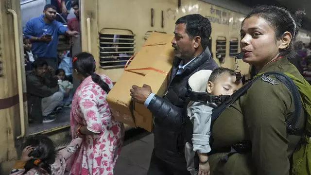 रेलवे महिला RPF कर्मियों को चुनौतियों से निपटने के लिए मिर्च स्प्रे के डिब्बे उपलब्ध कराएगा रेलवे महिला RPF कर्मियों को चुनौतियों से निपटने के लिए मिर्च स्प्रे के डिब्बे उपलब्ध कराएगा