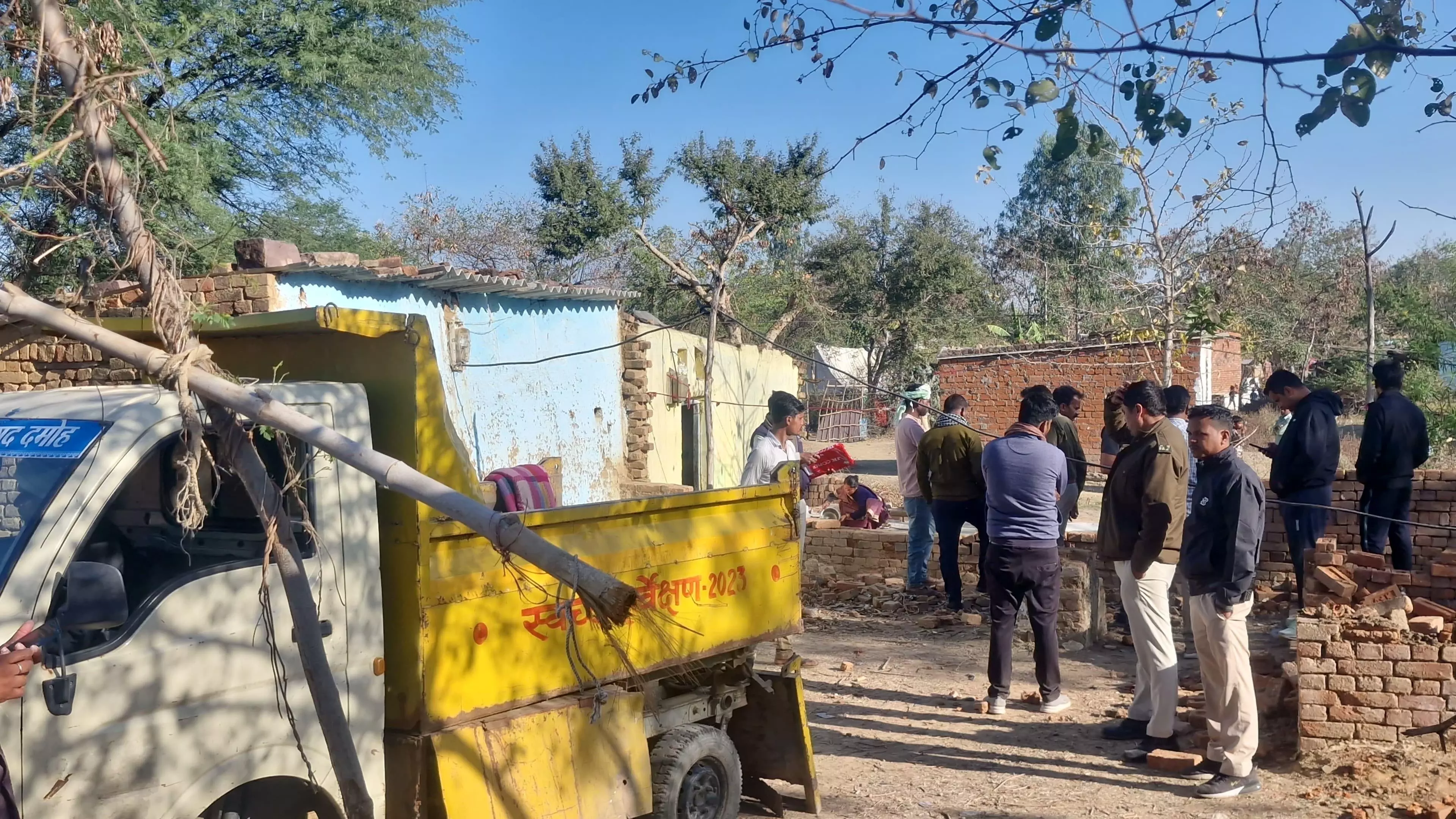 MP News: जघन्य अपराध, गर्भवती गाय को काटकर मार डाला, तनाव का माहौल MP News: जघन्य अपराध, गर्भवती गाय को काटकर मार डाला, तनाव का माहौल