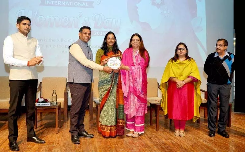 Chandigarh अधिकारों के लिए खड़ी हों महिलाएं: मेयर Chandigarh अधिकारों के लिए खड़ी हों महिलाएं: मेयर