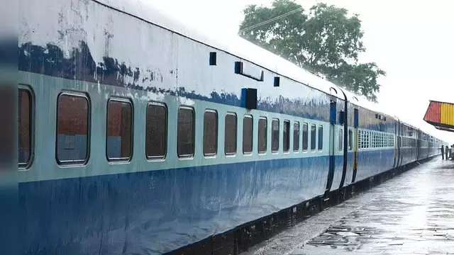 Delhi जाने वाली अयोध्या एक्सप्रेस में बम की धमकी, 2 घंटे की तलाशी में कोई विस्फोटक नहीं मिला Delhi जाने वाली अयोध्या एक्सप्रेस में बम की धमकी, 2 घंटे की तलाशी में कोई विस्फोटक नहीं मिला