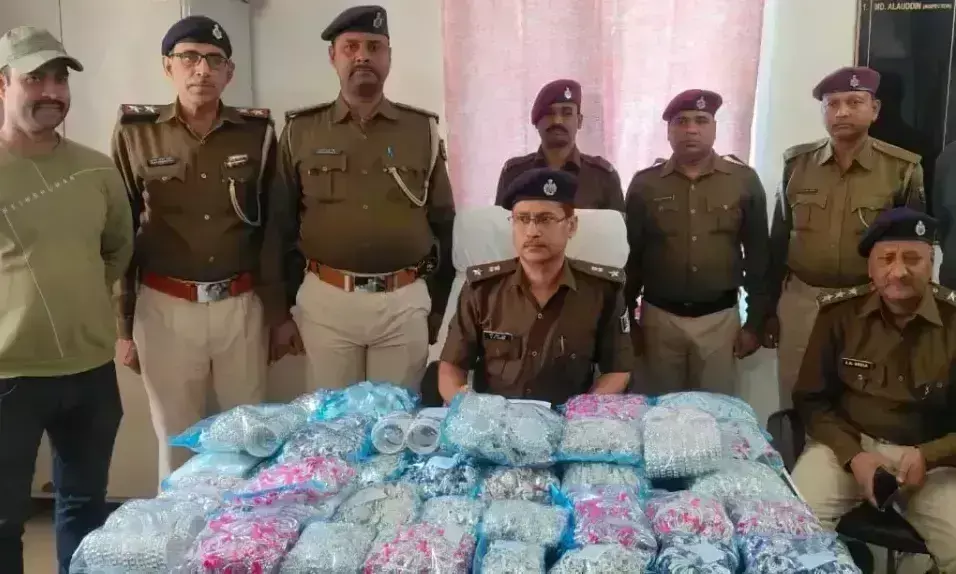 Katihar: रेल पुलिस ने जनरल बोगी से 70 किलो चांदी जब्त की Katihar: रेल पुलिस ने जनरल बोगी से 70 किलो चांदी जब्त की