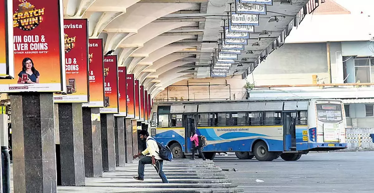 Tamil Nadu: कोयंबटूर के अन्नूर में ग्रामीण बसों के अनियमित संचालन से परेशान Tamil Nadu: कोयंबटूर के अन्नूर में ग्रामीण बसों के अनियमित संचालन से परेशान