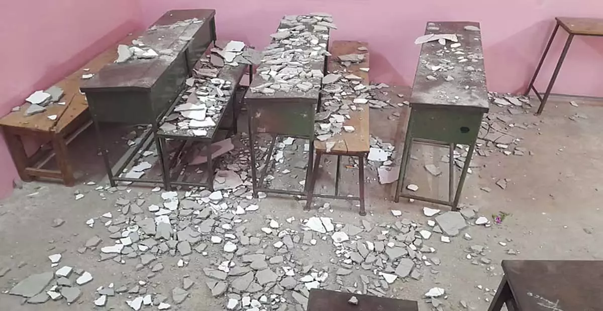 Tamil Nadu: स्कूल की छत का प्लास्टर गिरने से सात छात्र घायल Tamil Nadu: स्कूल की छत का प्लास्टर गिरने से सात छात्र घायल