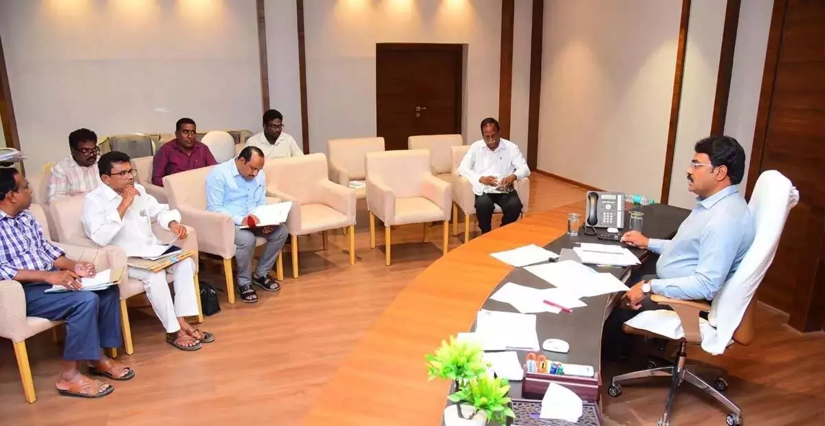 Andhra: कलेक्टर ने ऐतिहासिक मोटूपल्ली गांव के लिए विकास योजनाओं की घोषणा की Andhra: कलेक्टर ने ऐतिहासिक मोटूपल्ली गांव के लिए विकास योजनाओं की घोषणा की