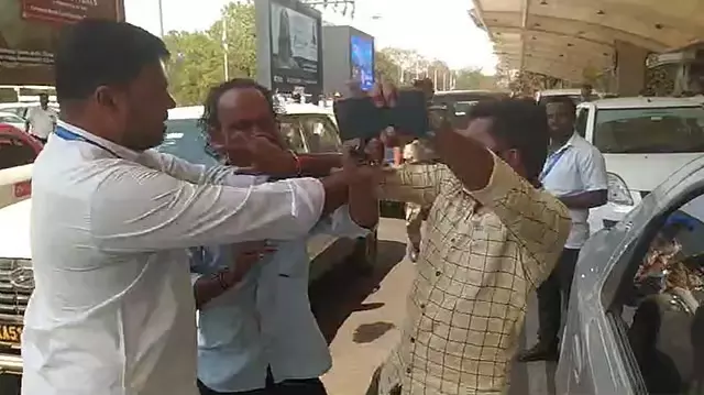 Coimbatore हवाई अड्डे पर ठेका मजदूर और टैक्सी चालक के बीच झड़प के कारण तनाव बढ़ा Coimbatore हवाई अड्डे पर ठेका मजदूर और टैक्सी चालक के बीच झड़प के कारण तनाव बढ़ा
