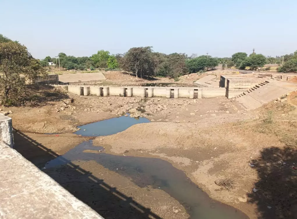 4 स्टाप डेमो में लबालब भरे निस्तारी पानी की हो रही चोरी 4 स्टाप डेमो में लबालब भरे निस्तारी पानी की हो रही चोरी